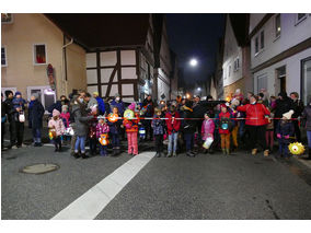 Sankt Martin Laternenumzug durch die Stadt (Foto: Karl-Franz Thiede)